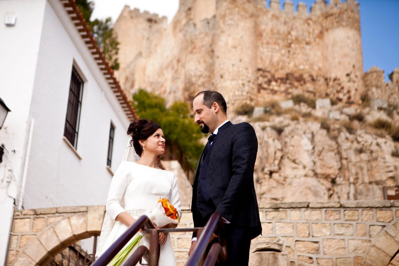 Los novios ante la muralla de un castillo