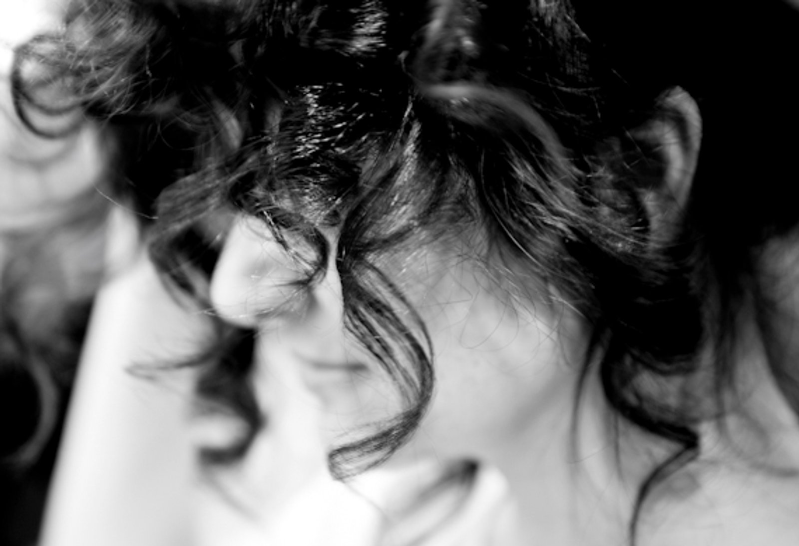 Detalle del peinado de la novia, en blanco y negro