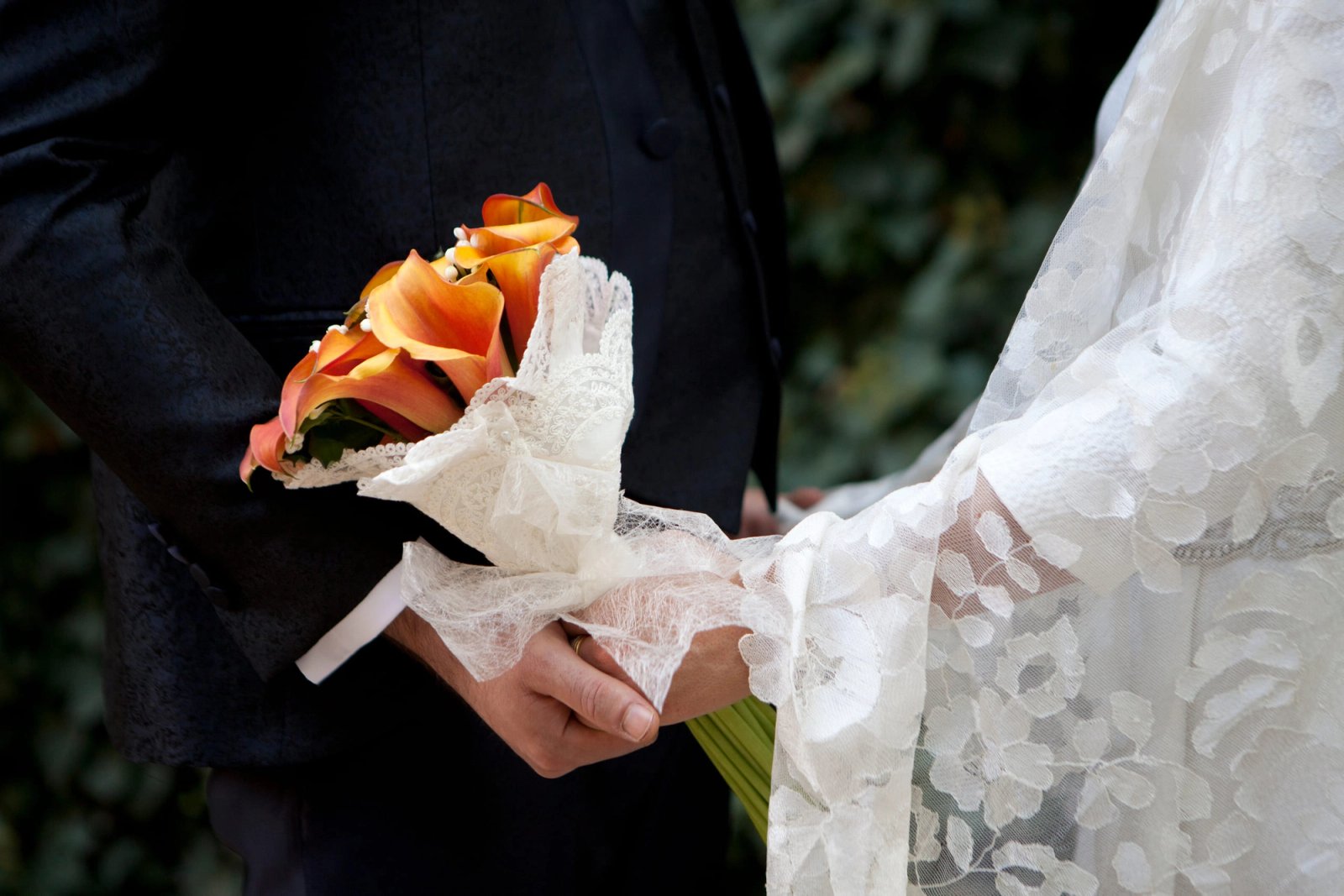 El ramo de la novia, sostenido a la espalda durante la ceremonia
