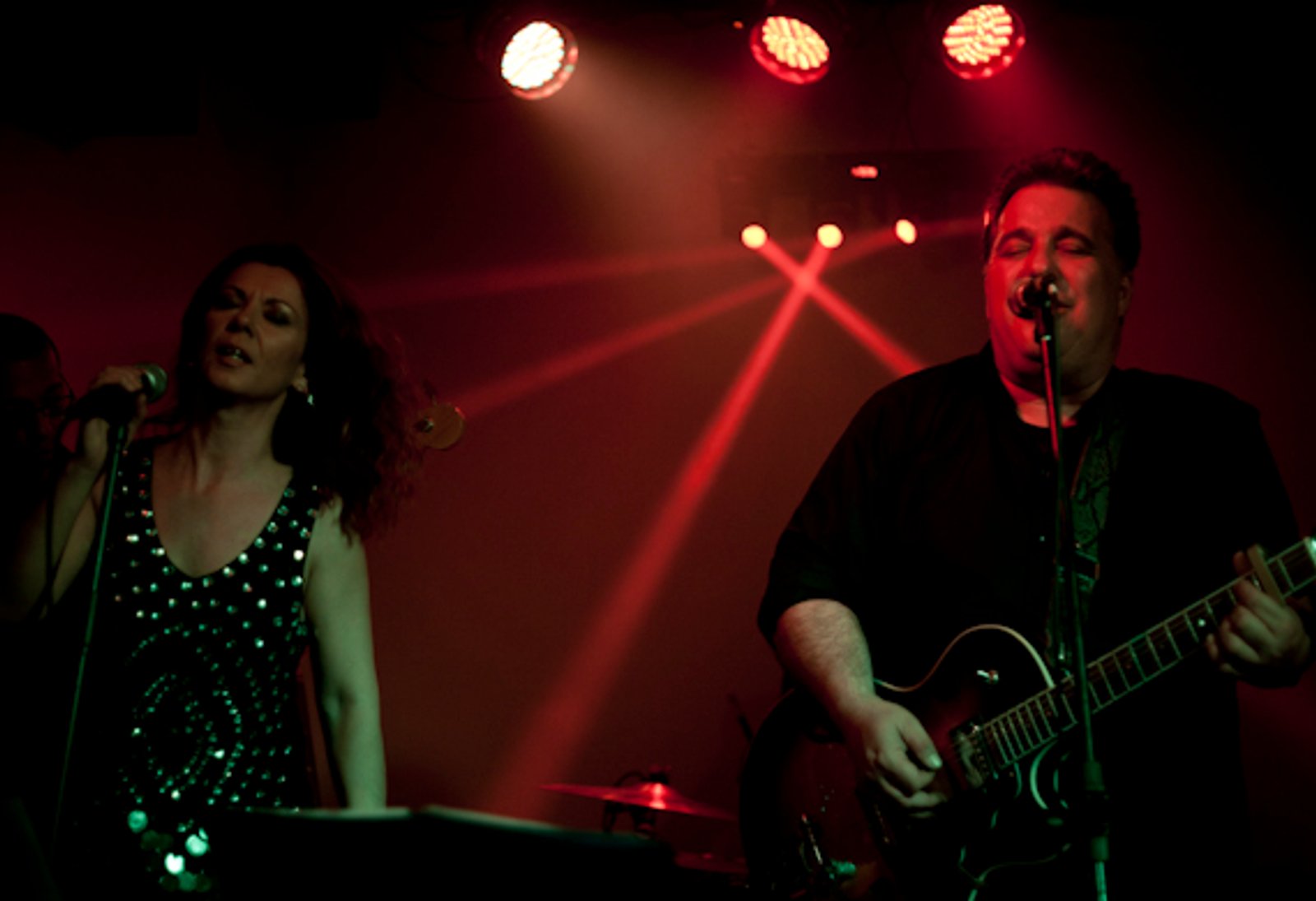 La cantante y el guitarrista de una banda durante el concierto