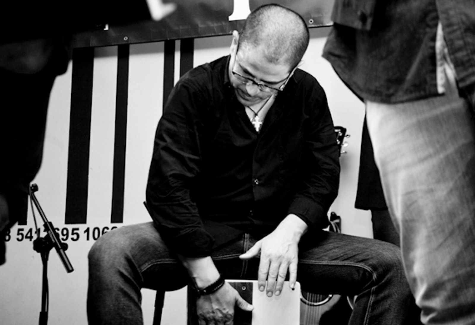Un músico esperando entre bambalinas, en blanco y negro