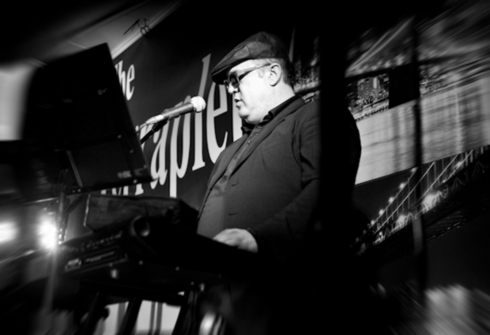 El teclista de una banda durante el concierto