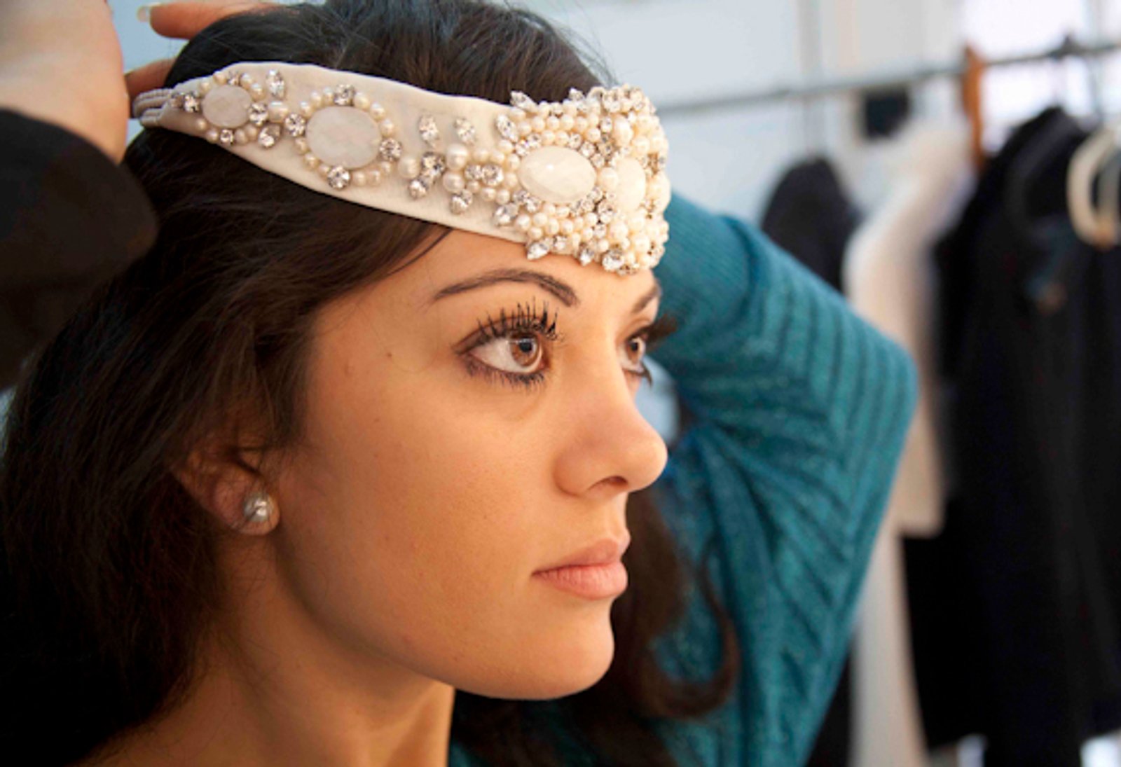 La novia de perfil, con una diadema de pedrería