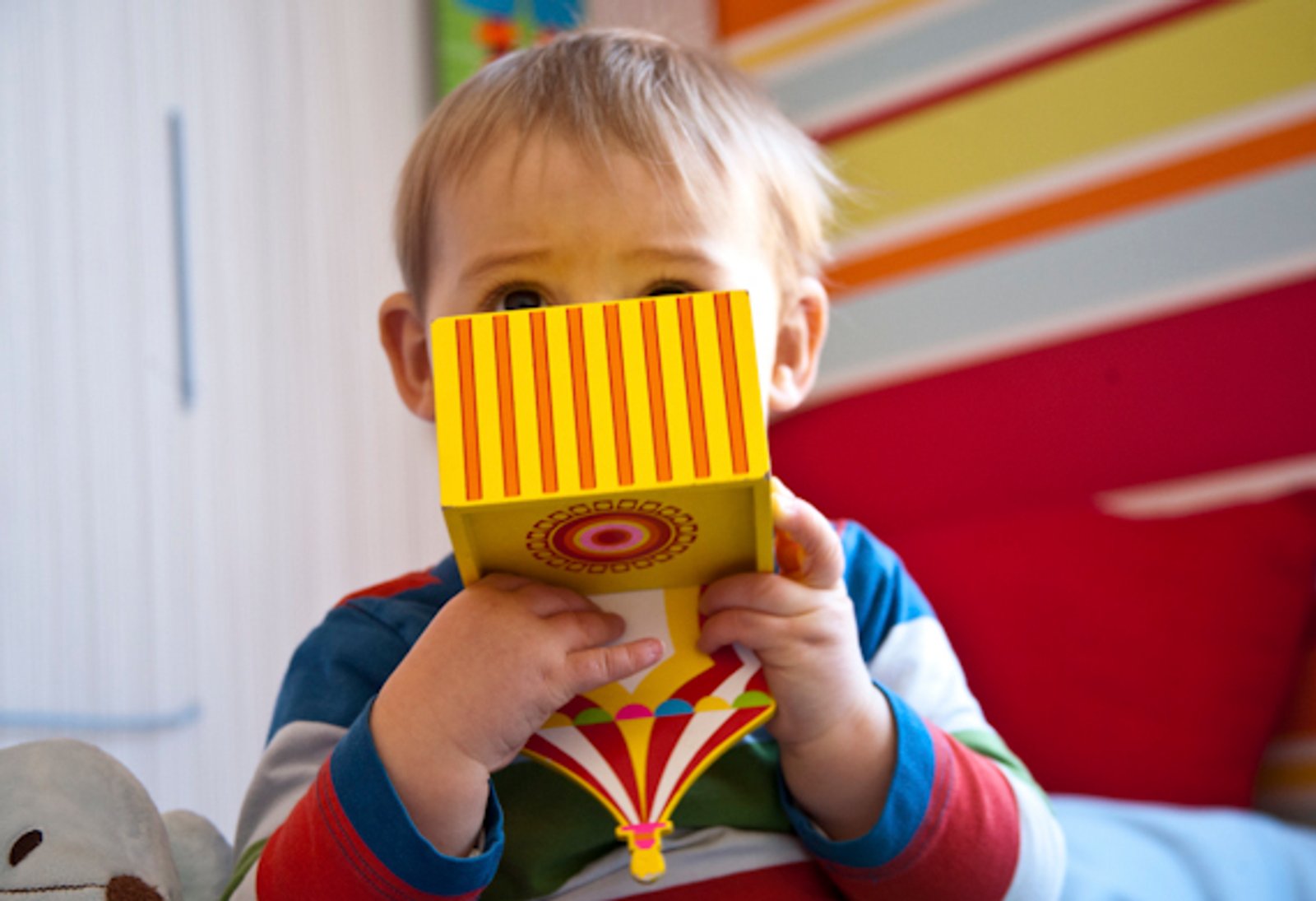 Un niño se tapa la cara con un cuento