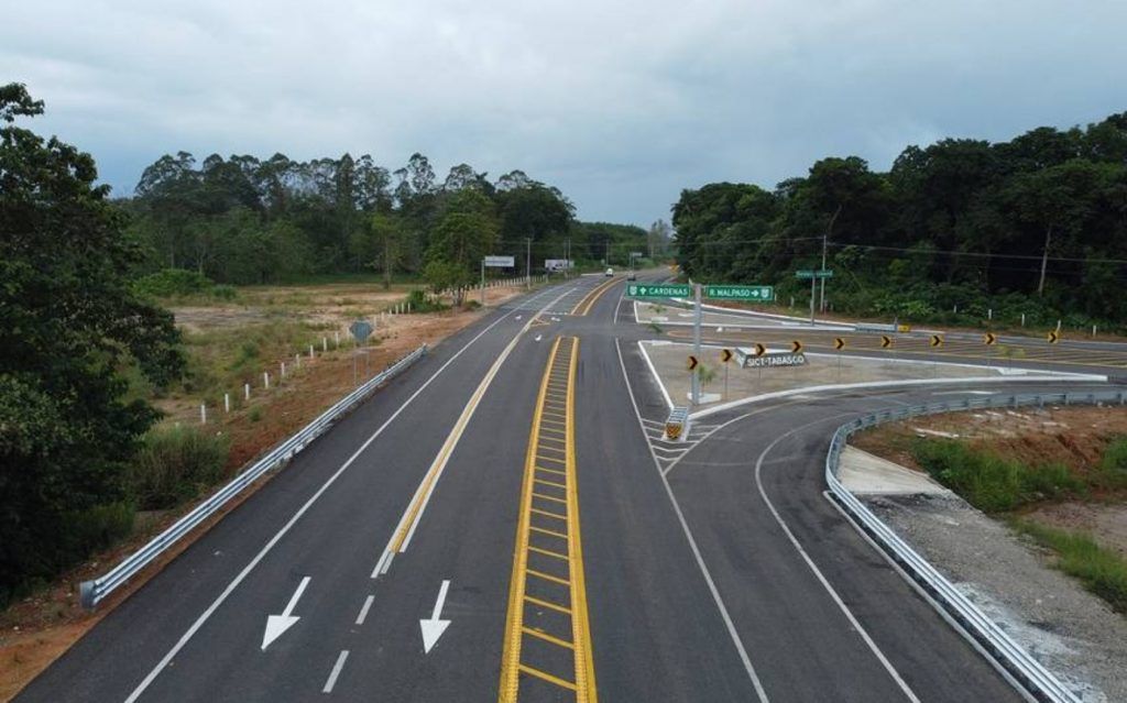 Carretera asfaltada con accesos laterales en el corredor de Chontalpa.
