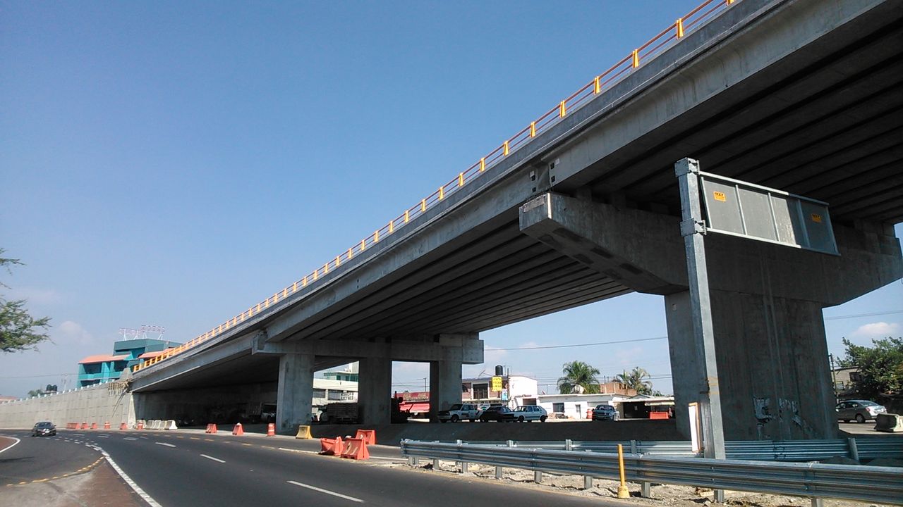 Vista inferior del viaducto y sus apoyos en el Distribuidor Vial Palmira.