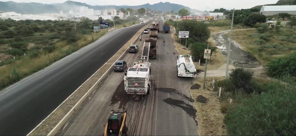 Vista aérea del fresado de un tramo carretero con el tránsito abierto