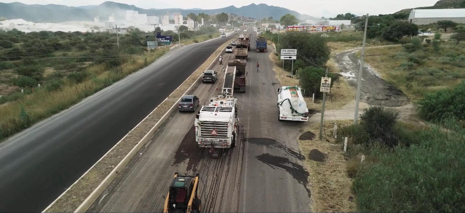 Vista aérea del fresado de un tramo carretero con el tránsito abierto