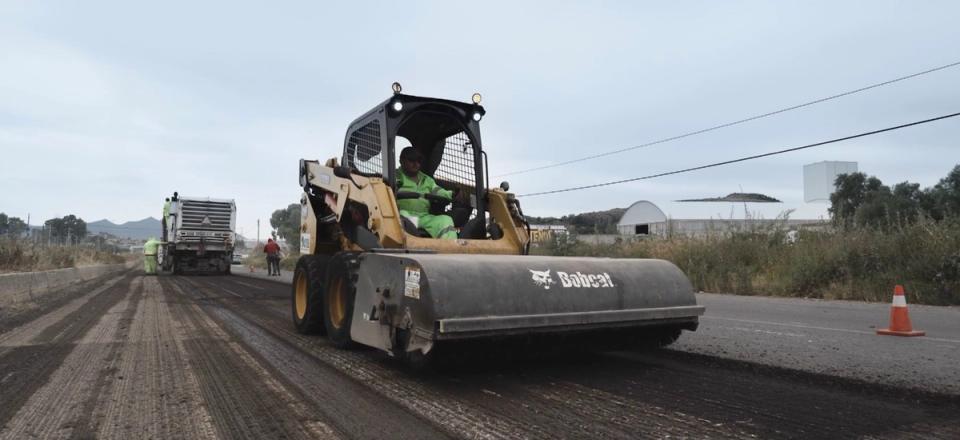 Barredora sobre la carpeta fresada durante trabajos de pavimentación