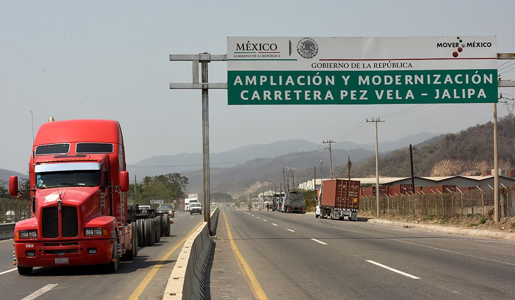Carretera con señal de modernización Pez Vela–Jalipa.