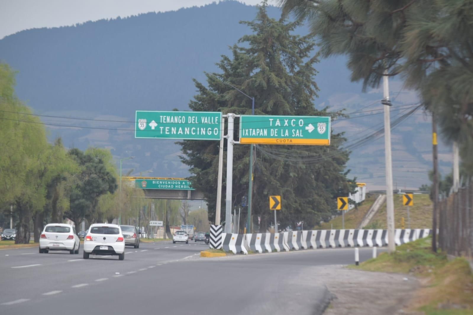 Calzada con señales hacia Taxco e Ixtapan de la Sal.
