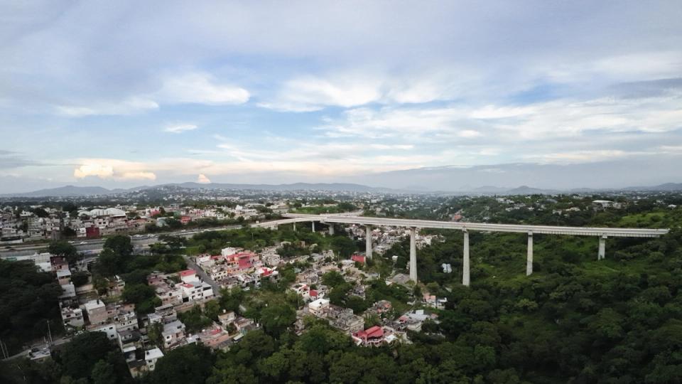 Vista aérea de un viaducto sobre una zona urbana.