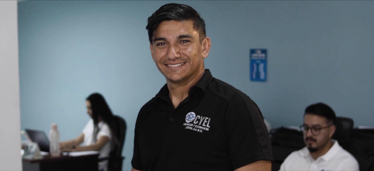 Colaborador de CYEL en la oficina