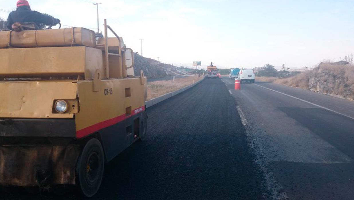 Rodillo compactador sobre una calzada recién pavimentada.