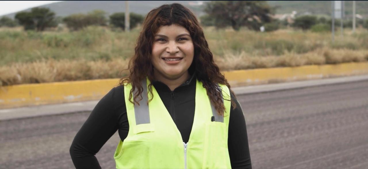Colaboradora de CYEL con chaleco de seguridad en una obra carretera