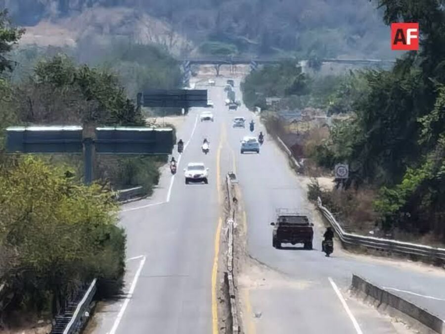 Tránsito en el Libramiento El Naranjo a la altura del puente Jalipa.