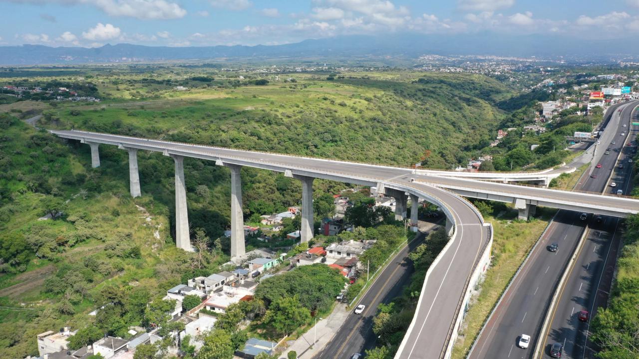 Vista aérea del viaducto curvo sobre la autopista.