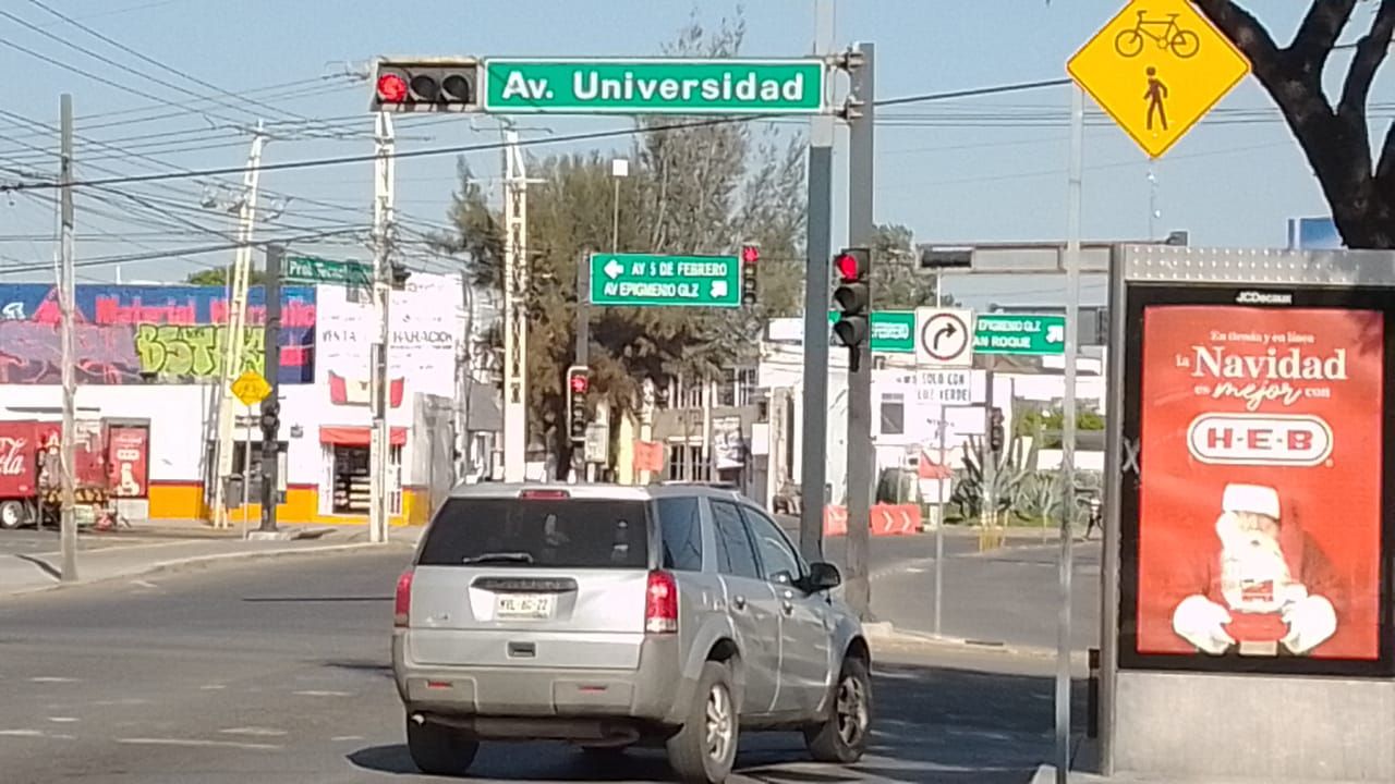 Cruce urbano con señalamiento de Avenida Universidad en Querétaro.