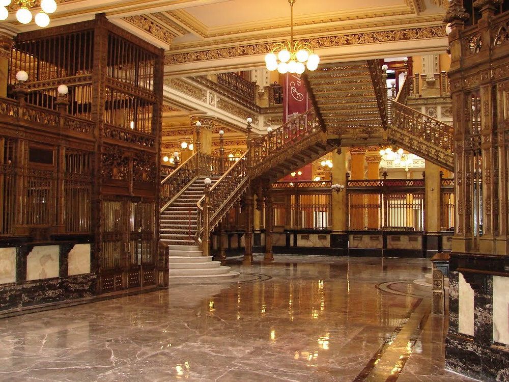 Escalinata, barandales de bronce y candiles del Palacio Postal.