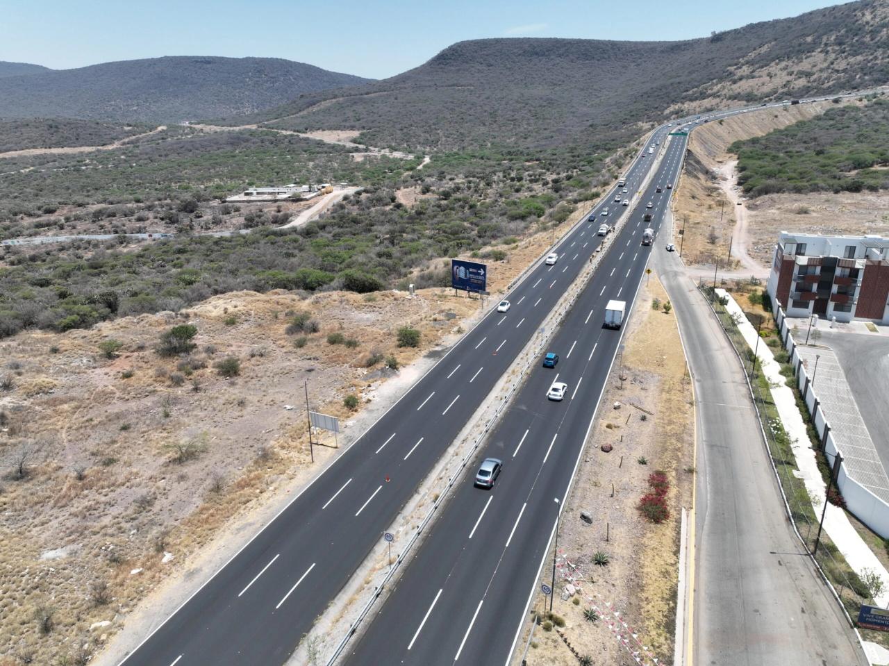 Vista aérea del Anillo Vial Fray Junípero Serra entre laderas.