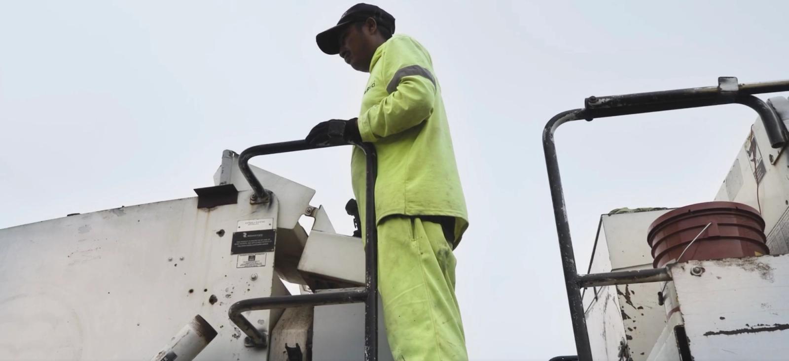 Operador sobre la plataforma de una máquina en obra