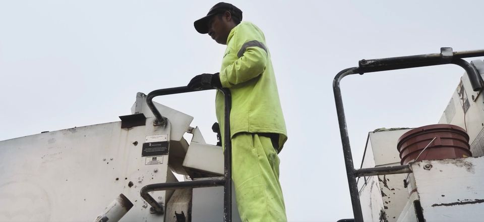 Operador sobre la plataforma de una máquina en obra