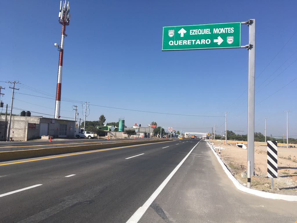 Carretera con señalamiento hacia Ezequiel Montes y Querétaro.