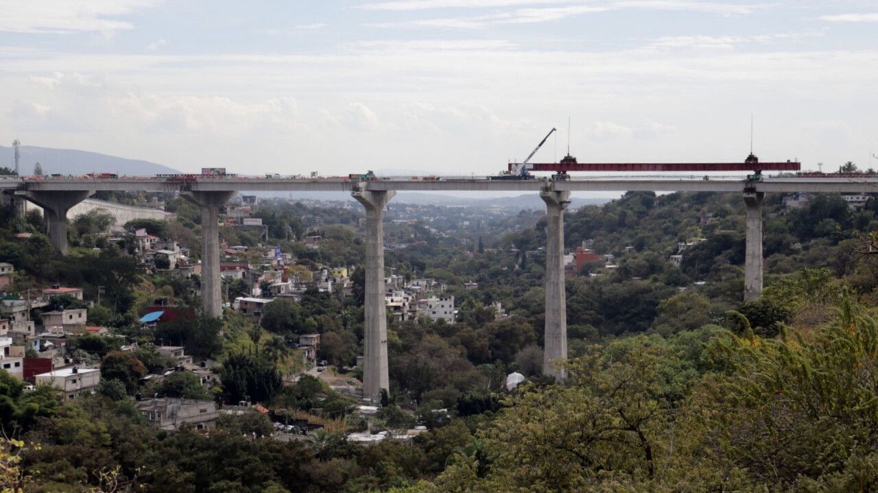 Puente Apatlaco durante su construcción sobre una barranca.
