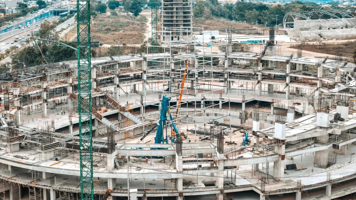 Graderíos, columnas y grúas de la Arena Guadalajara en construcción.