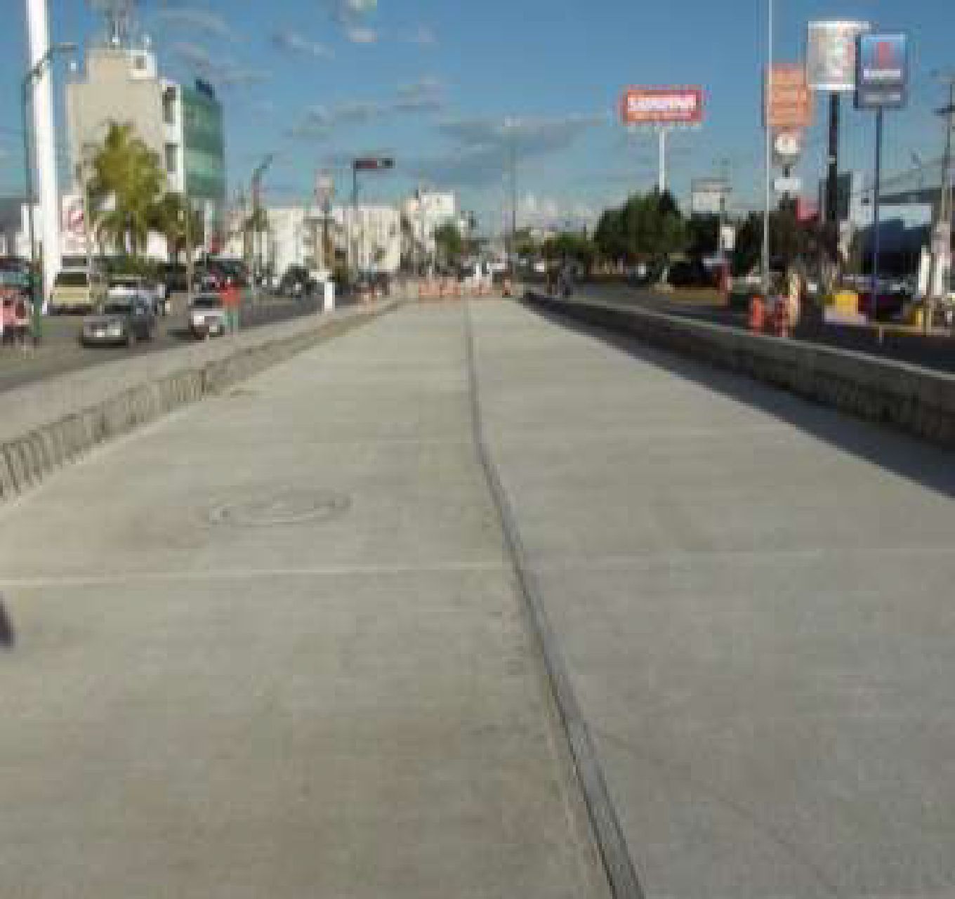 Vista a lo largo del tablero de un puente vehicular terminado.
