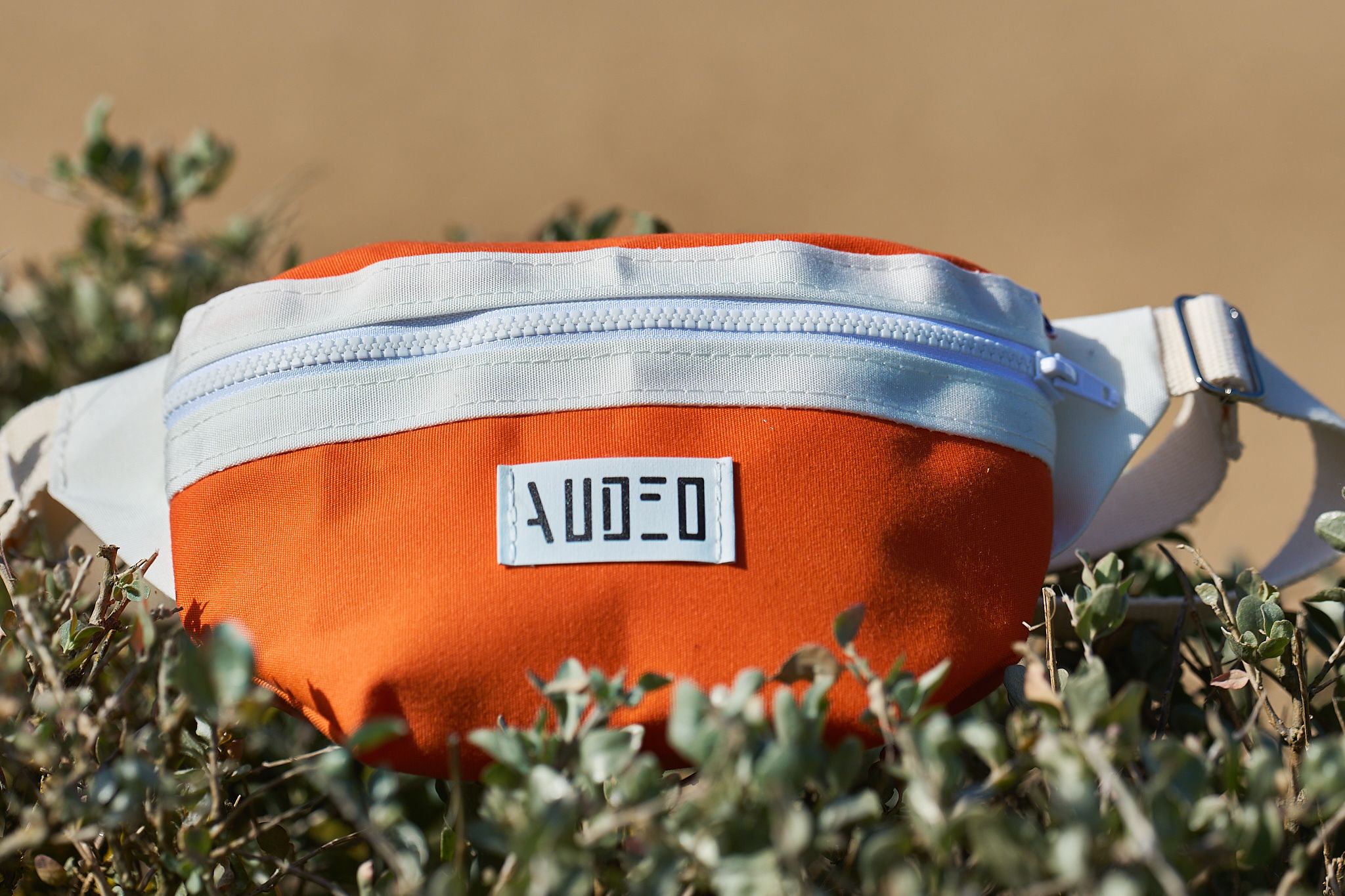 Sac banane AUDEO en toile protection de voile upcyclée, coloris orange, fabriqué en Bretagne