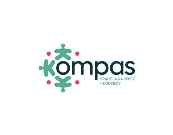 Logo Kompas Koalicja na Rzecz Młodzieży. Składa się z graficznego symbolu w kolorze morskim i różowym oraz tekstu. Symbol to litera 'K' zintegrowana z trzema zstylizowanymi postaciami ludzkimi tworzącymi koło, z trzema małymi różowymi kropkami. Główny napis 'kompas' jest w kolorze ciemnym, a poniżej mniejszy 'KOALICJA NA RZECZ MŁODZIEŻY' w kolorze morskim. Całość na białym tle.