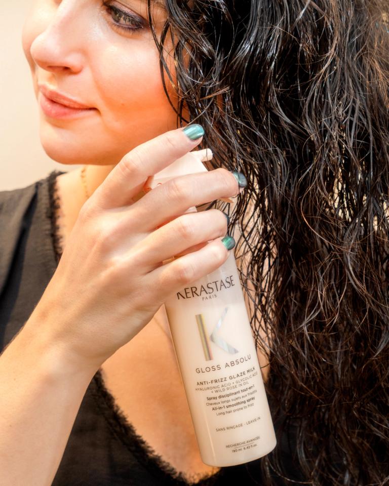 model applying leave in conditioner