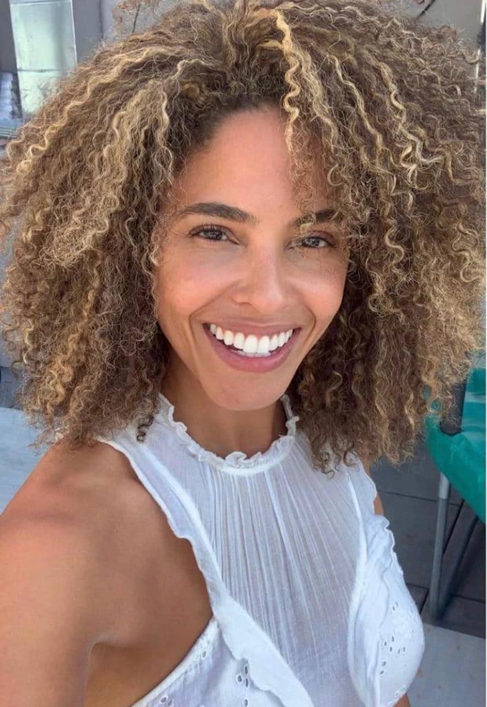 curly hair style
