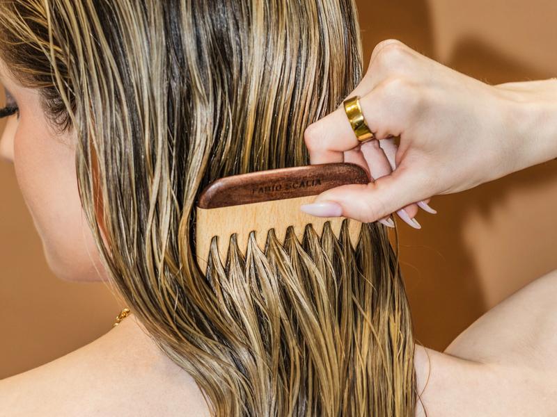 Guide to Wooden Combs: Unlock Healthier Hair & Scalp