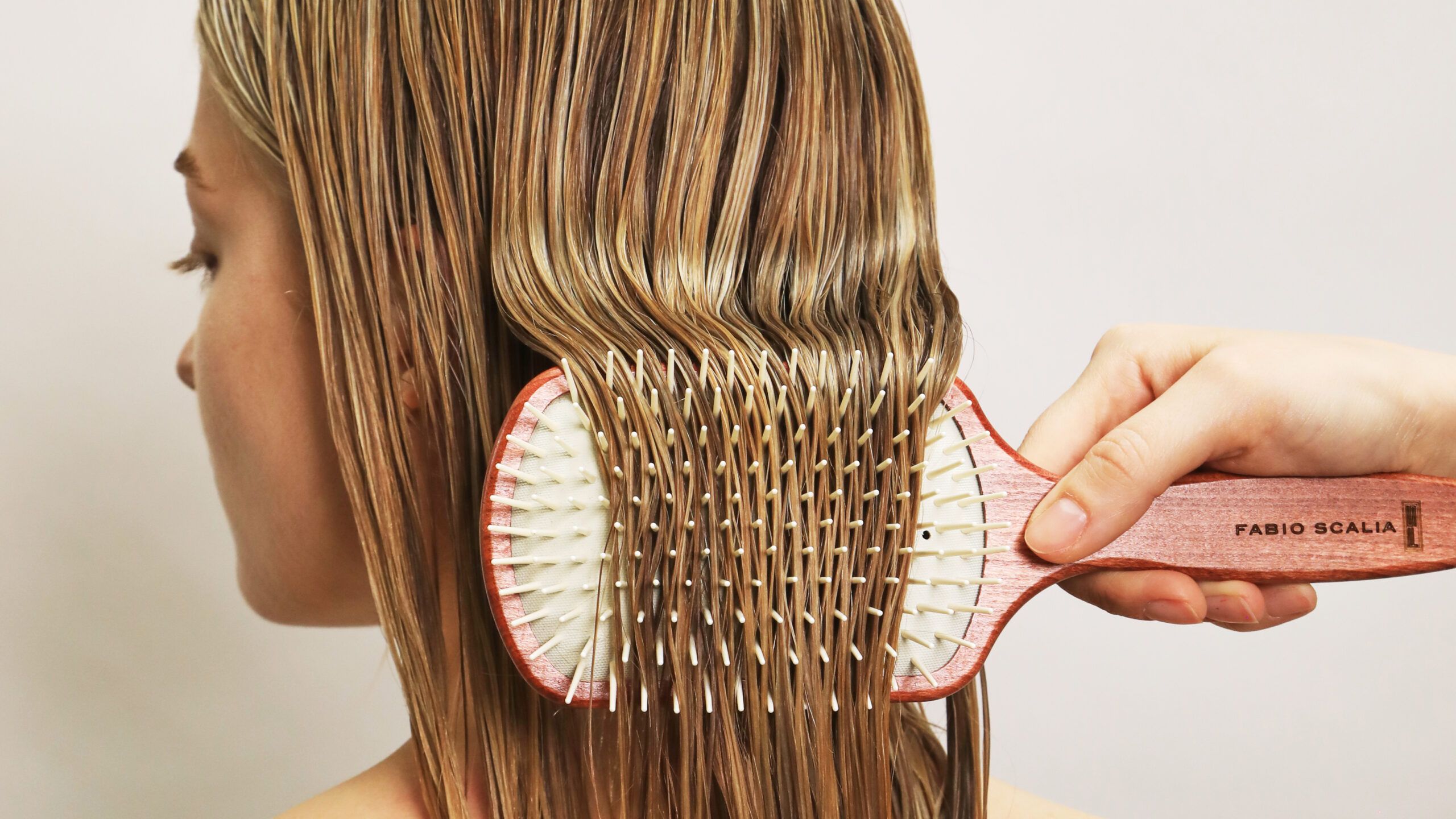 la claudia hairbrush through wet hair