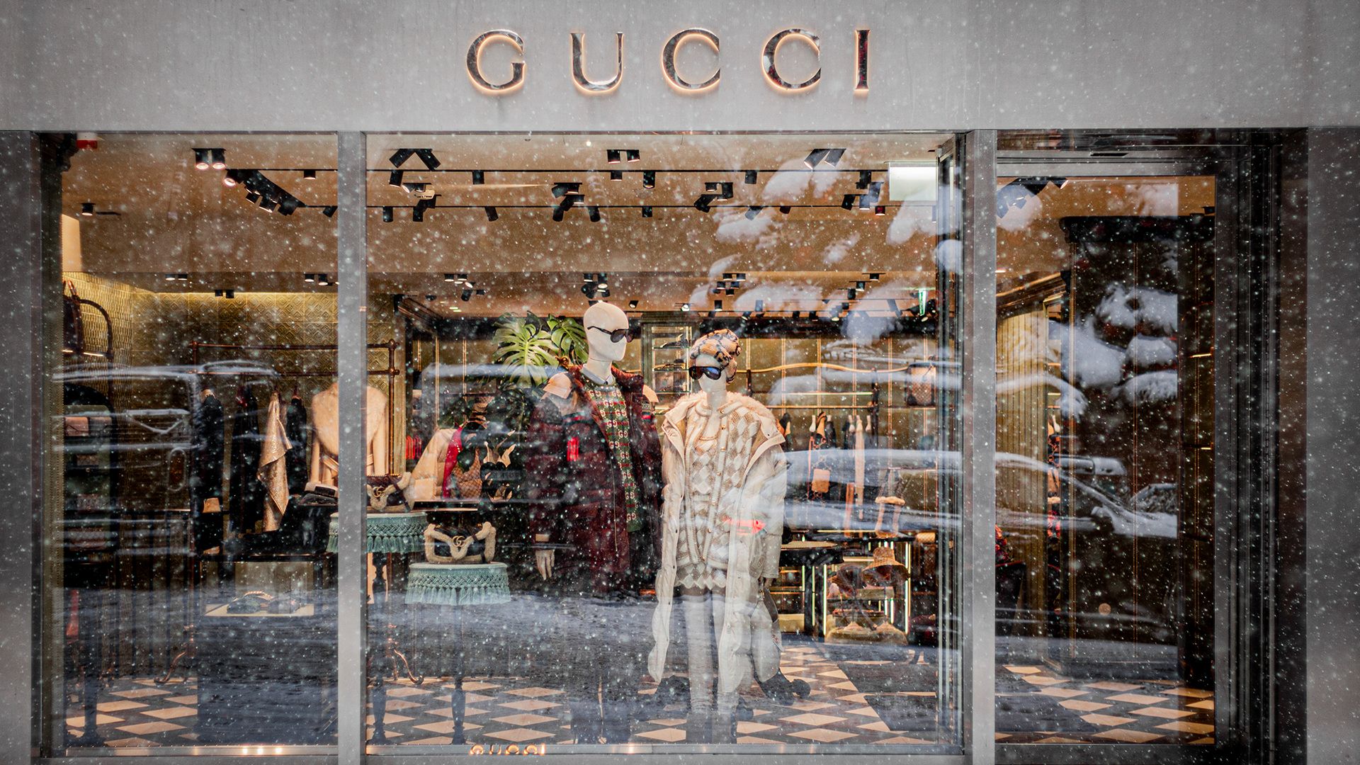 GUCCI: Gucci Store vs. Gucci.com