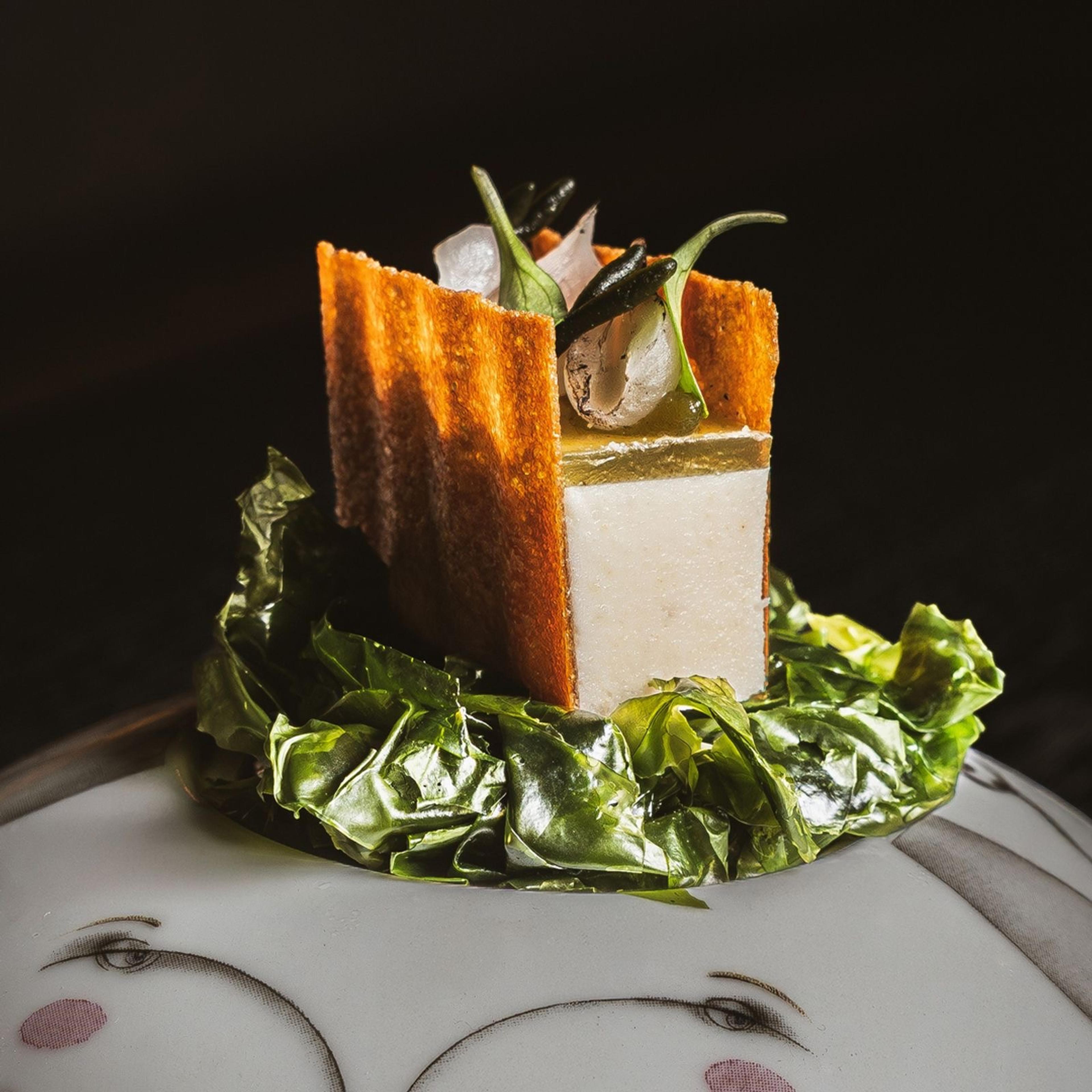 A plated course at San-Hô, crisp wafers standing over greens