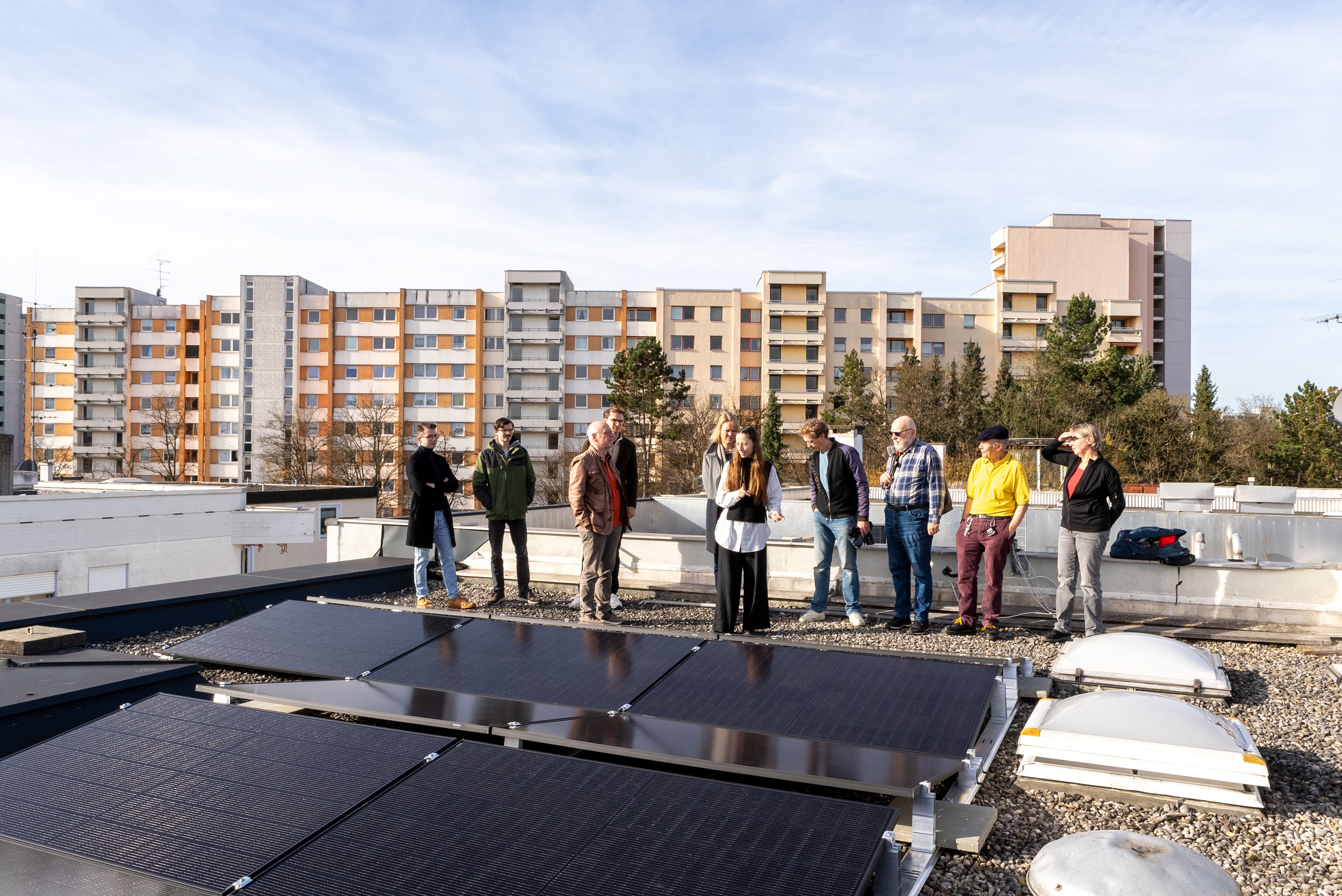 Energiegemeinschaften München: Installation der ersten PV-Module in Neuperlach Perlacher Herz