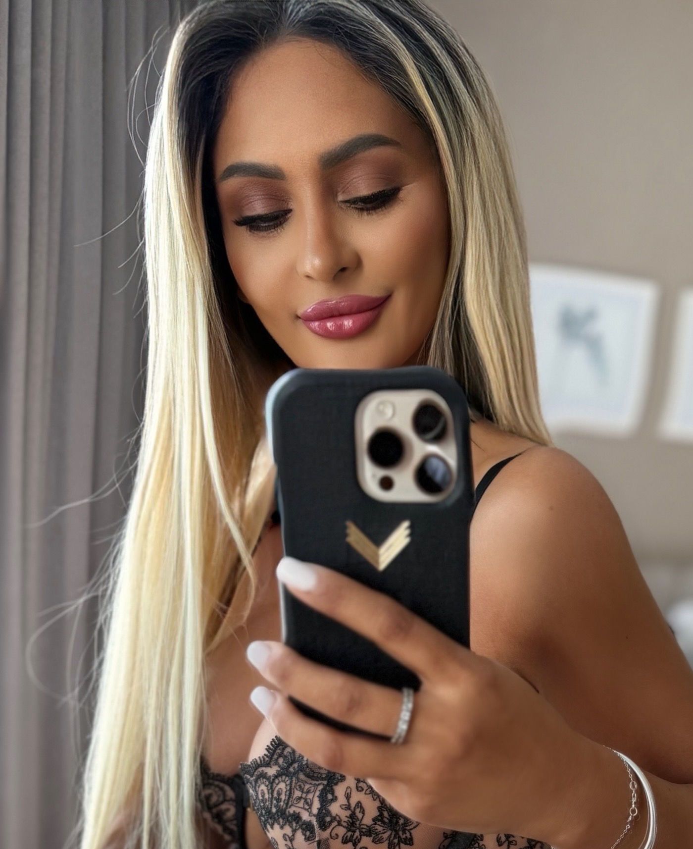 Valeria blonde London escort taking a selfie Valeria blonde London escort taking a selfie