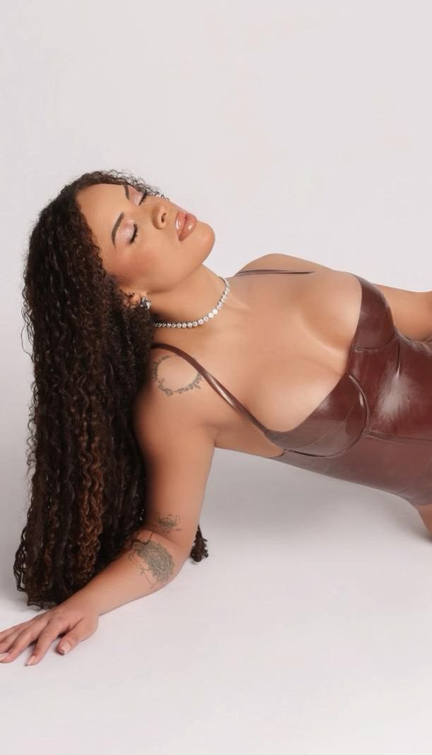 Tais Brazilian beauty posing laying down Tais Brazilian beauty posing laying down
