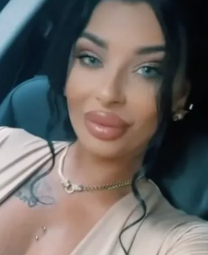 Evelin Brunette European in London selfie