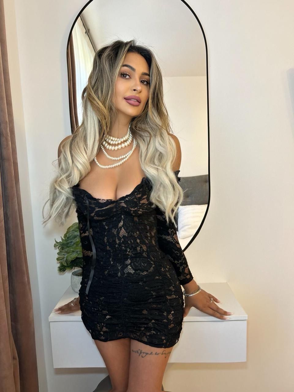Valeria posing in black lace Valeria posing in black lace