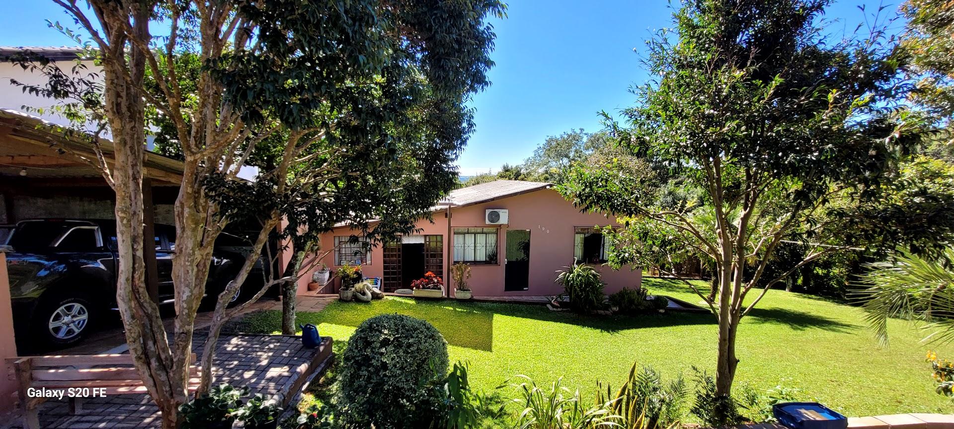 CHÁCARA URBANA À VENDA – VISTA PARA O VALE | ERECHIM/RS 📍 Localização: Rua Leonello Giuseppe Moretto – Bairro Esperança 💰 Valor: R$ 1.200.000,00 📐 Área do terreno: 2.409,00 m² 📄 Situação: Escriturada  CARACTERÍSTICAS DO IMÓVEL •	Residência com:  o	2 dormitórios  o	Sala e cozinha  o	Banheiro  o	Área de serviço  o	Lavabo  o	Garagem  INFRAESTRUTURA E DIFERENCIAIS •	Vista privilegiada para o vale  •	Terreno totalmente cercado  •	Pomar formado com diversas árvores frutíferas  •	Cabanha com capacidade para 2 cavalos  •	2 canis estruturados  •	Com água, energia elétrica e internet (pronta para uso) •	Inserida em área urbana, com perfil de lazer e moradia  POTENCIAL DE USO •	Moradia com ampla área externa  •	Chácara de lazer  •	Pequena criação de animais  •	Investimento com valorização urbana  CONDIÇÕES •	Analisa permuta parcial (terreno, casa ou veículo)  📞 Informações e visitas: WhatsApp: (54) 99163-6937 Finatto Corretor de Imóveis CRECI 51.910 ⚠️ Informações sujeitas a alterações sem aviso prévio.