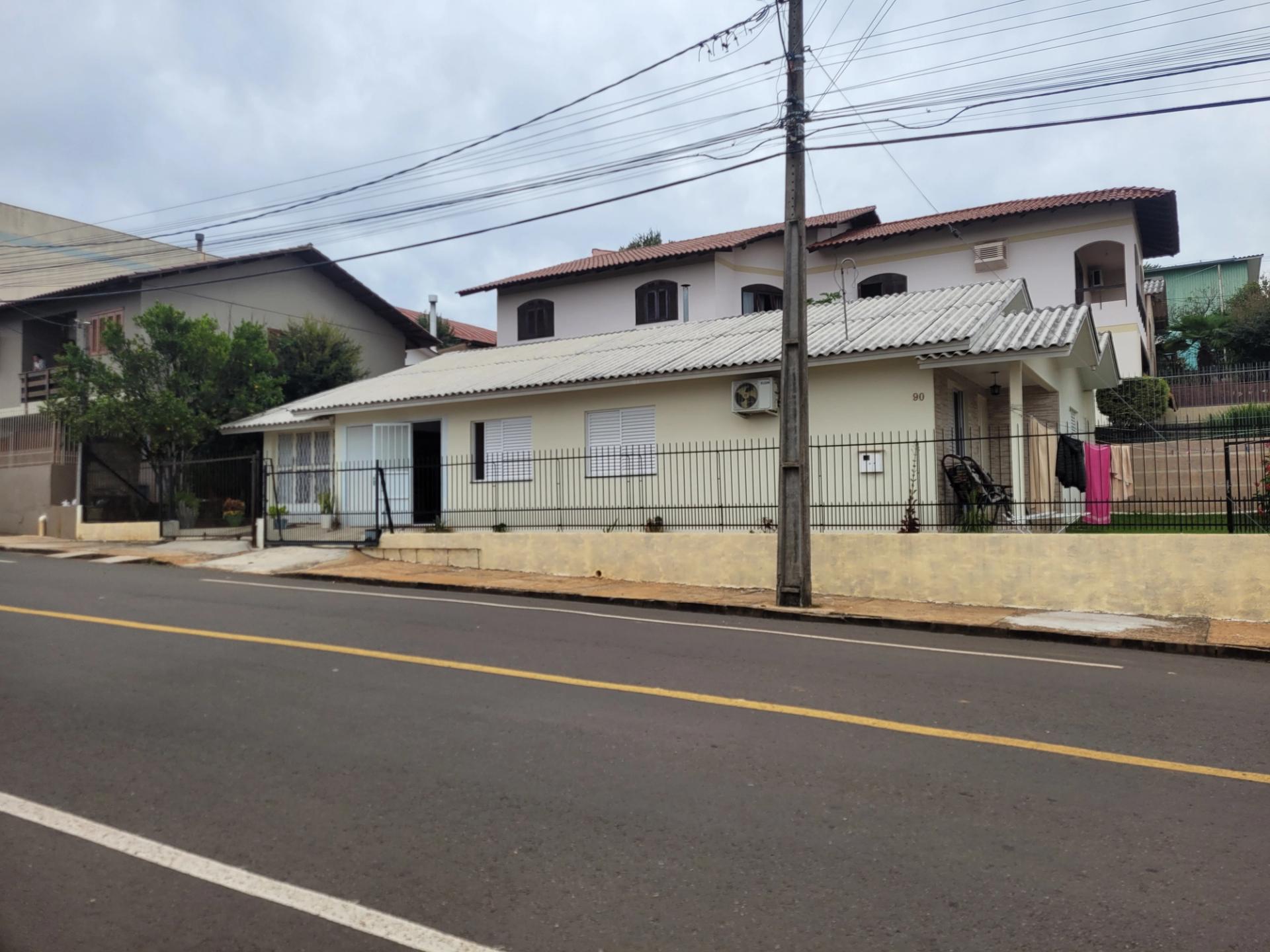 Casa de esquina no Bairro Koller — foto 1