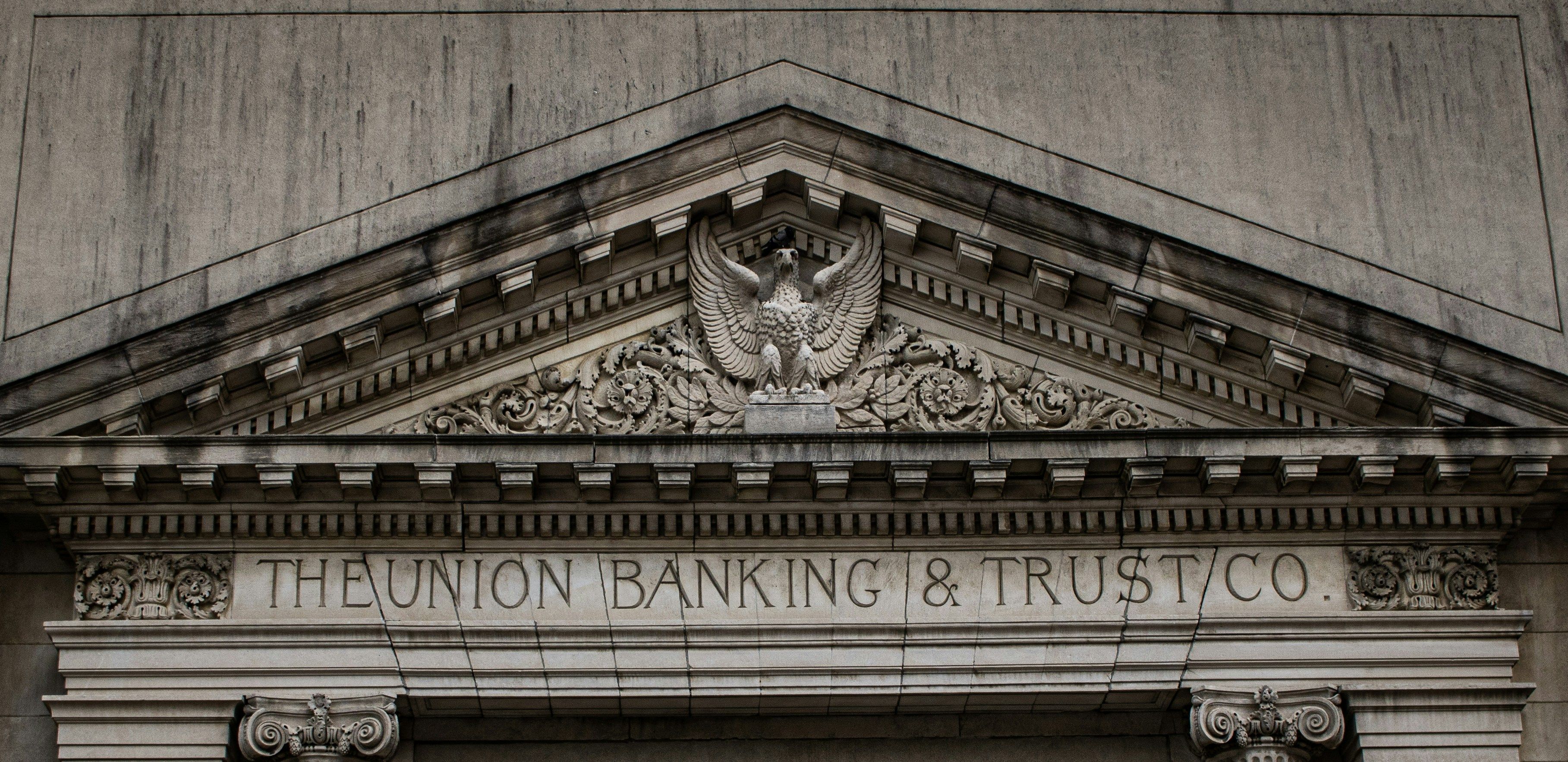 The Union Banking & Trust Co Sign.