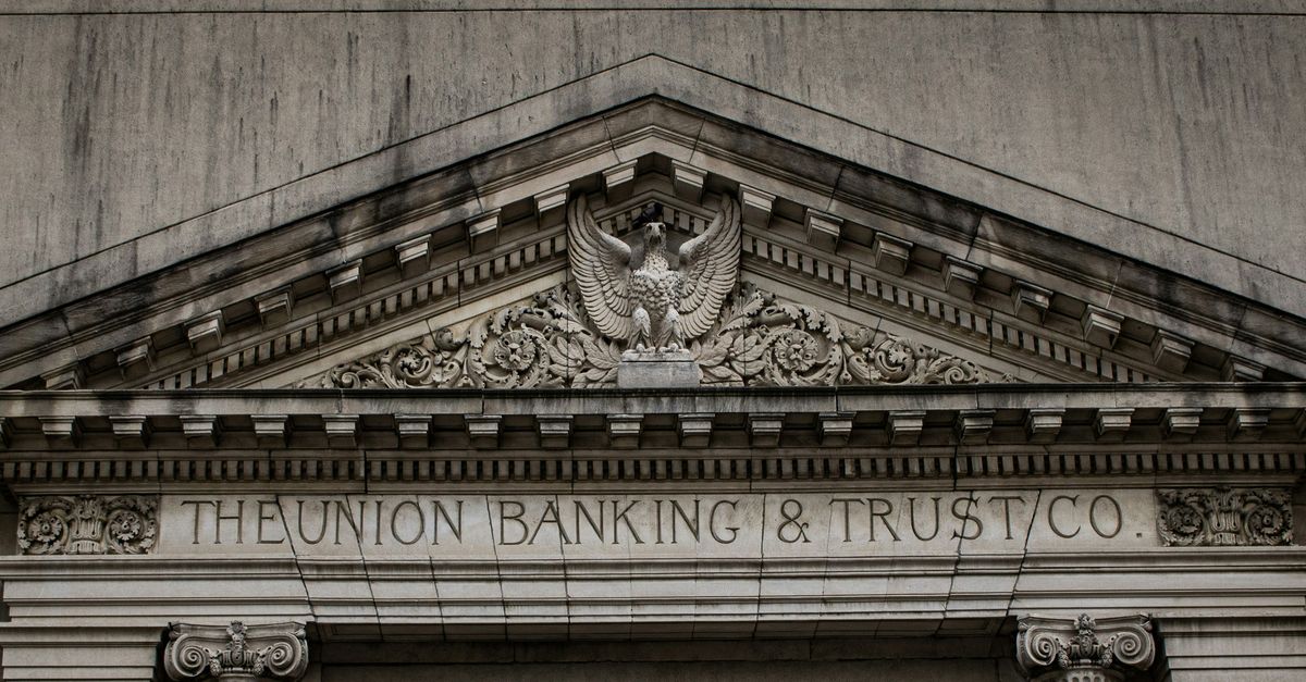 The Union Banking & Trust Co Sign.