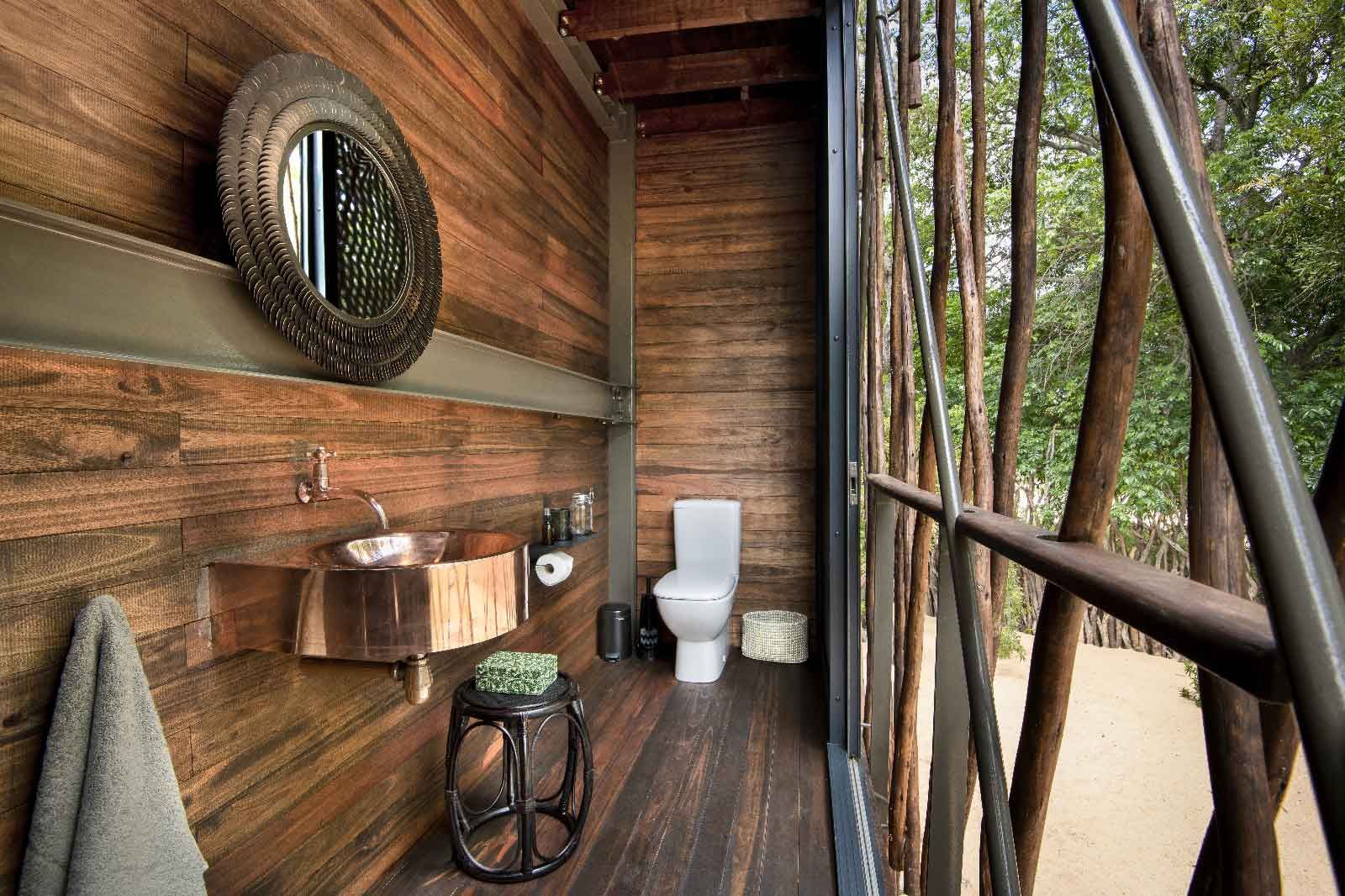Sun Safaris - Ngala Treehouse - Seperate-WC-toilet