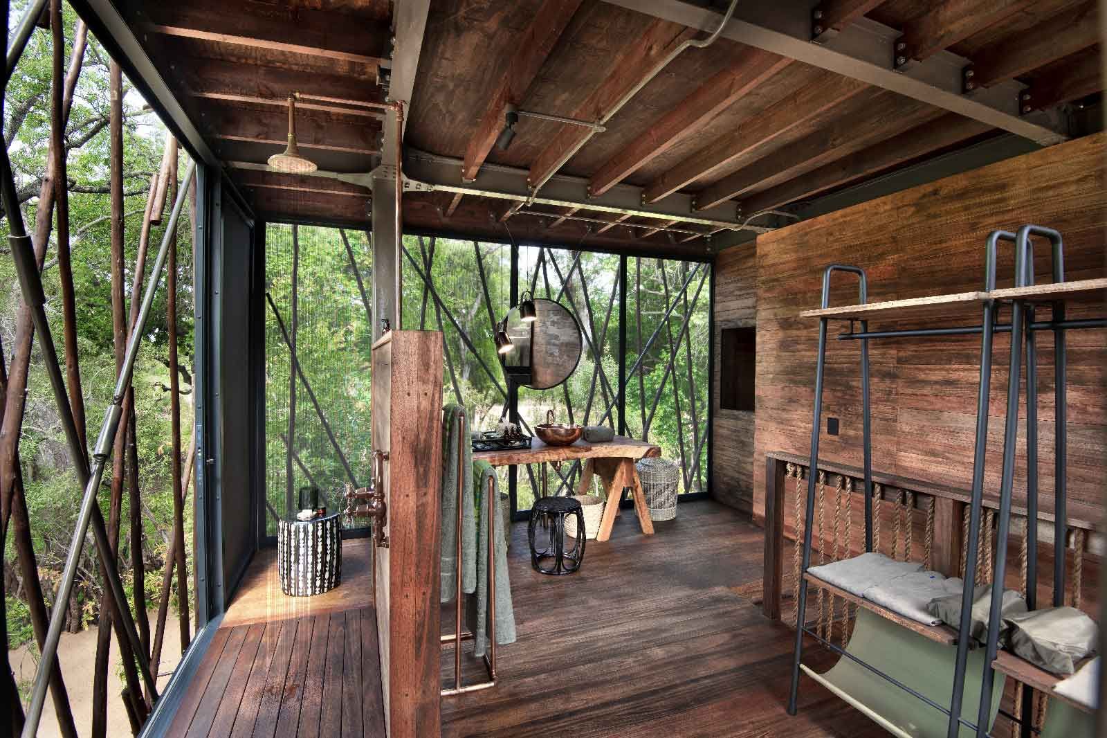 Sun Safaris - Ngala Treehouse - Hot-shower-bathroom