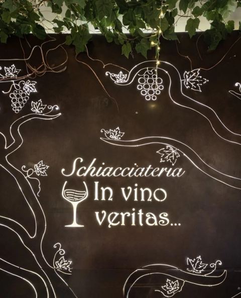 El logotipo en la pared
